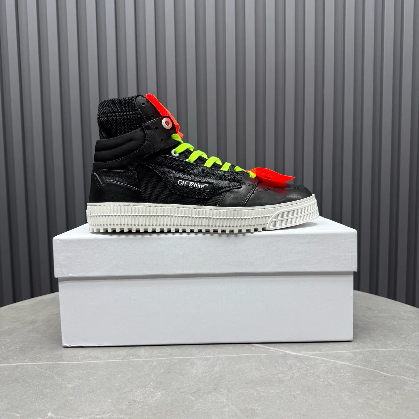 Men's shoes💰740 OFF WHITE ⚡️Couple style⚡️The latest spring style street casual shoes, released with the highest quality version on the market👊Series original mold opening, original lasting, production technology 1:1 original version➰🔜The best choice for more and more celebrities and Internet celebrities🔸In the classics Changes in the code🔸Innovate in the trend🔸Strive to break away from the shackles of bad street design🔝Although he is not the originator of fashion design, he is definitely a shining dark horse in avant-garde design🐴🆙Do not follow the trend🔅Not universal beauty🔅 Fabric💯First-layer cowhide Lining💯Imported skin-friendly and environmentally friendly polyester mesh Foot pads💯Original molded high-elastic environmentally friendly molding pads Midsole💯Made with original last-last technology Outsole💯Rubber outsole Packaging💯Official website synchronizes full set of packaging (brand wrapping paper, brand certificate, brand cloth bag) Code numbers 35-44, 45 46 Customized